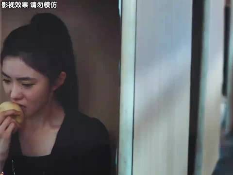 女孩听见有人求救连忙上前帮忙,谁料歹徒竟直接无视了女孩,这下惨了