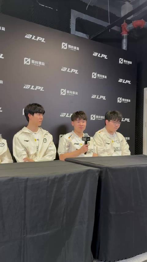 Q:为什么叫TheShy“大哥”? Wei:大哥的意思就是姜大哥