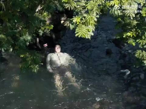 好真实!在水里泡了一夜全身都是浮肿的
