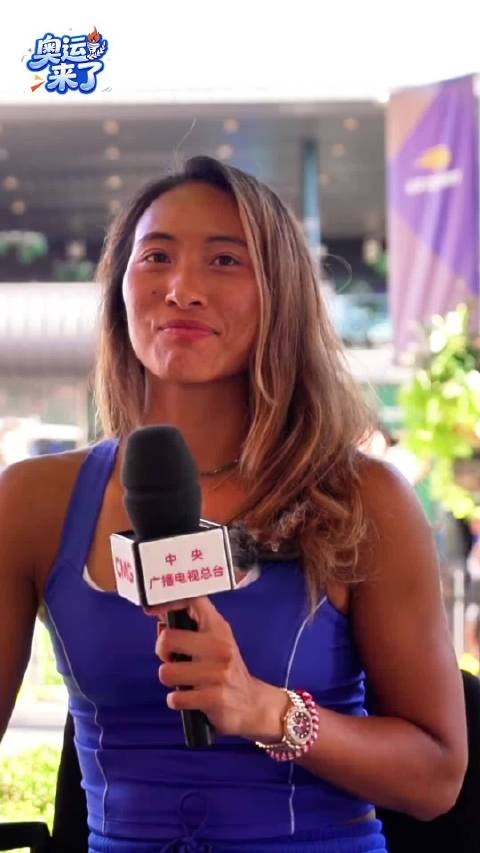 当CCTV5记者告诉我文 比赛收视很好的时候 我文:大家都挺能熬啊 好萌的小女孩