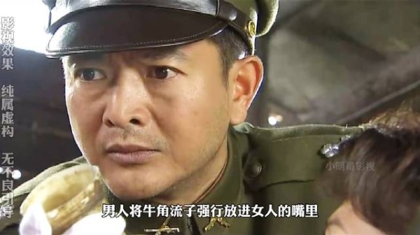 军长为了一己私欲强行将药水灌入军医肚子里