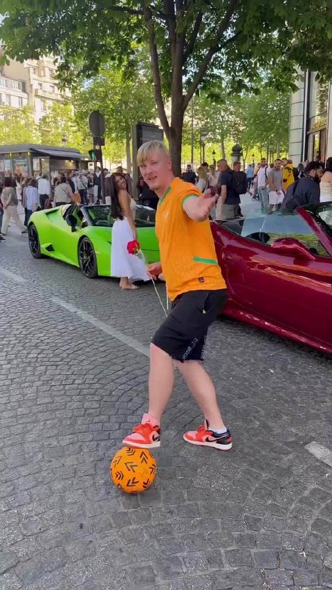 金发小伙送花被拒,打开兰博基尼车门结局大快人心