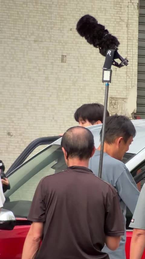 本来很担心哥哥,可一看到 林晓如临大敌 的表情又忍不住大笑