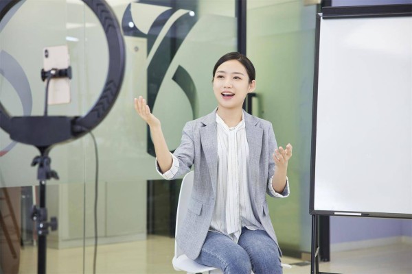 已婚女人想你想得快疯了,不会天天联系你,而是会有这些举动