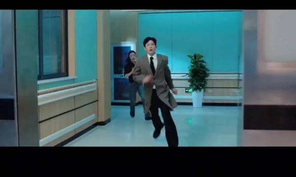 笑坤了,老叔是不是扁平足啊怎么跑得这么难看