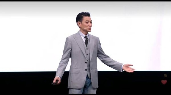 刘德华亮相华为发布会,他坦言要敢于挺过糟糕日子