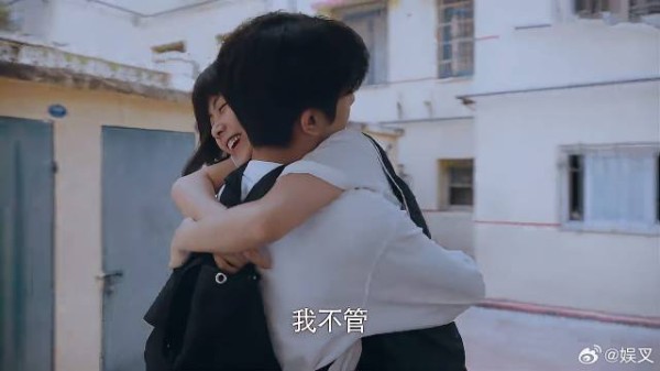 凌霄回国，尖尖见他就往上扑，李爸：跟猴似的！