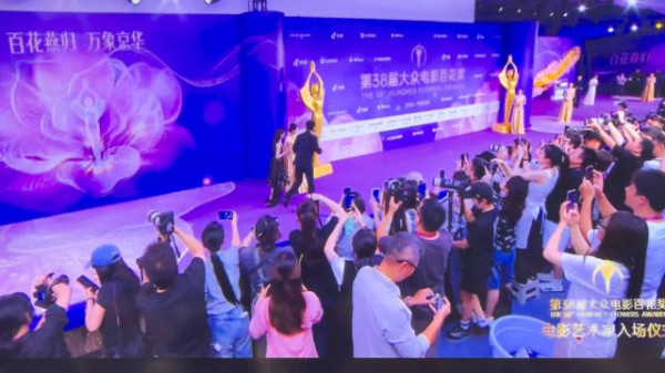 朱一龙张子枫哥妹再出发!