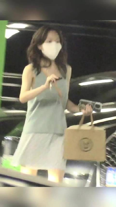 焦俊艳与男友约会后车上同看手机