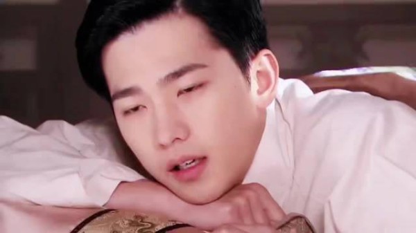杨洋一叶入夏写真，清爽神态梦回肖奈