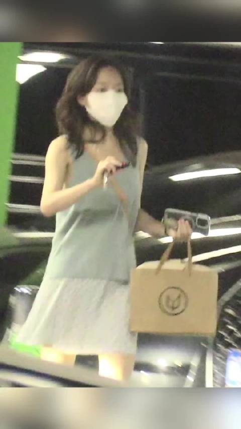 八卦媒体曝焦俊艳恋情，称其和男友出门逛街，感情十分稳定