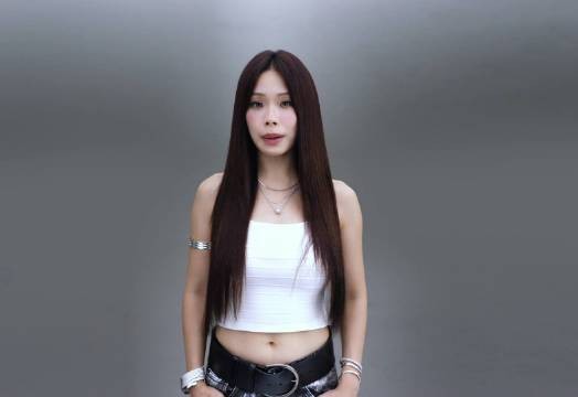 万妮达嘴瓢崩溃瞬间,秀发柔顺成亮点