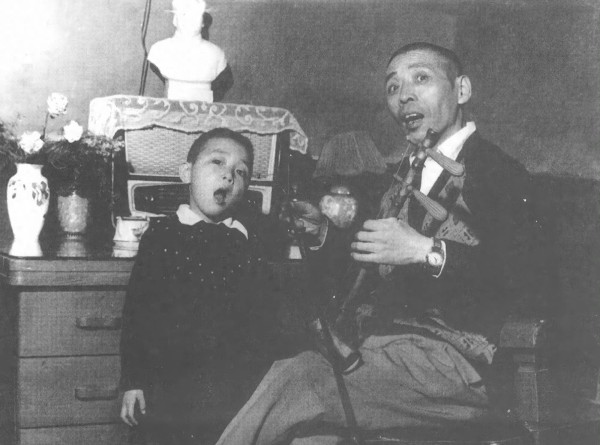 60年代，裘盛戎给幼子裘少戎说戏，一张合影，父子俩都是英年早逝