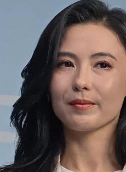 和前夫复合传闻澄清后，46岁张柏芝传来好消息，这下地位终于稳了