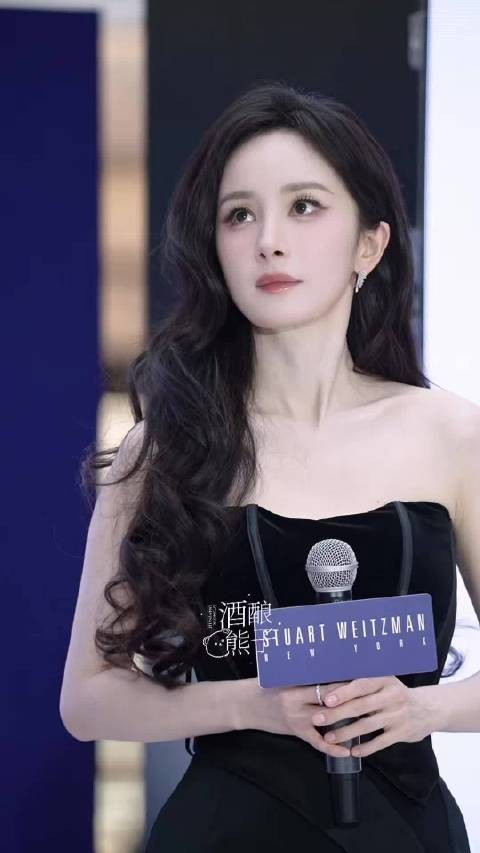 所有人点开感受今天的杨幂，这个过膝长靴真的很难不喊一句妈咪