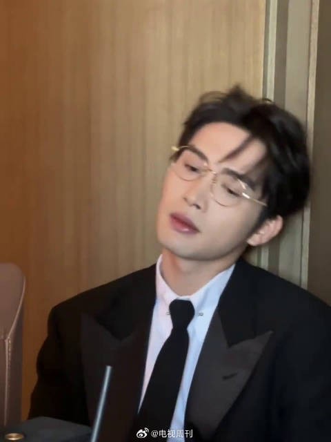 张彬彬真的很严谨，排练时都不忘留意衣服，担心上台动作大会露出来