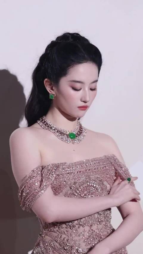 刘亦菲编辑ins删合照,裁掉越南女星