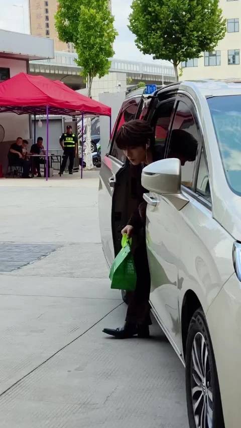 曾辉披哥胖11斤，姚琛夜宵投喂成元凶