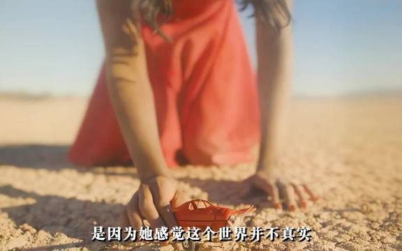 空心鸡蛋、移动墙壁:女子居住社区频现诡异现象