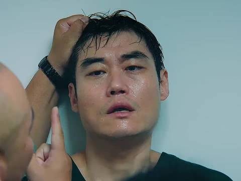 女人惊恐的发现失踪的邻居妻子竟藏在自己家中…..
