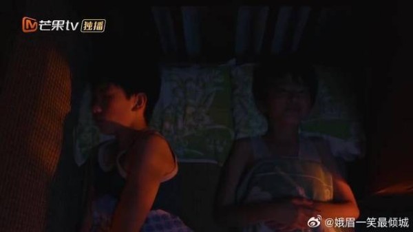 男孩痴迷看电视被邻居劝阻,结果高情商回复,让人哭笑不得