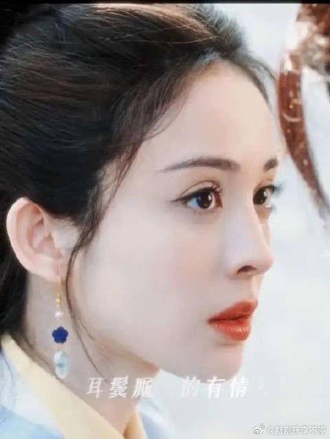 荡秋千的是“来者不善”,嘴角飞上天的是谁我不说