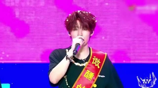 大张伟临场加戏引发混乱，张真源坚守流程稳住局面