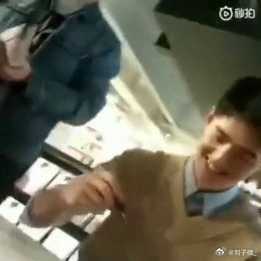 粉丝逃课去刘昊然签售会，刘昊然大呼“不签了”！