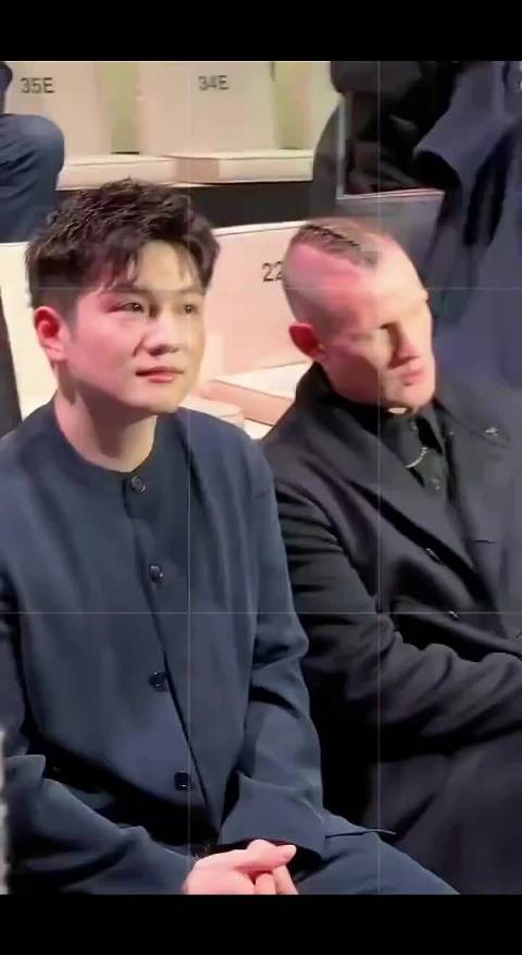 樊振东巴黎米兰时装周占c位,帅呆了 这孩子的眼神还是那么清澈