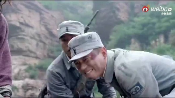 战士往山下扔巨石,哪料石头落地却没有声响,下面全是鬼子