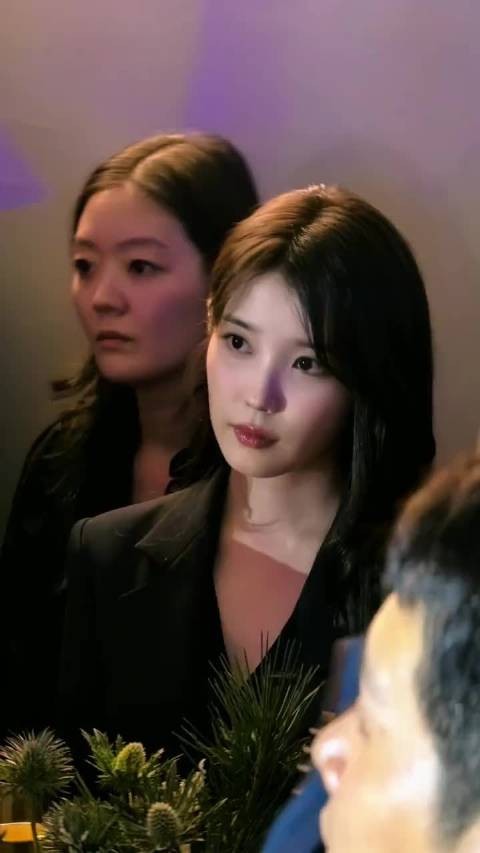 认真听周兴哲唱歌的iu这一刻真的仿佛在看韩剧
