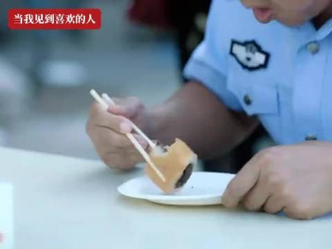 女士，请你收敛点……我感觉你想吃了连长