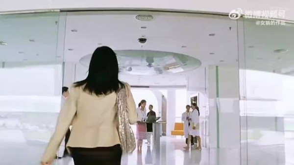 香港竟也拍过《楚门的世界》？她惊恐的发现身边亲朋好友都是演员