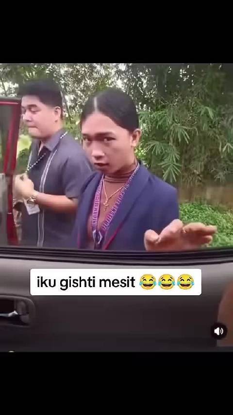还好只伸了一根手指头
