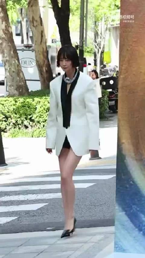 李奈映亮相活动,白西装配珠宝,47岁状态身材在线,气场好绝