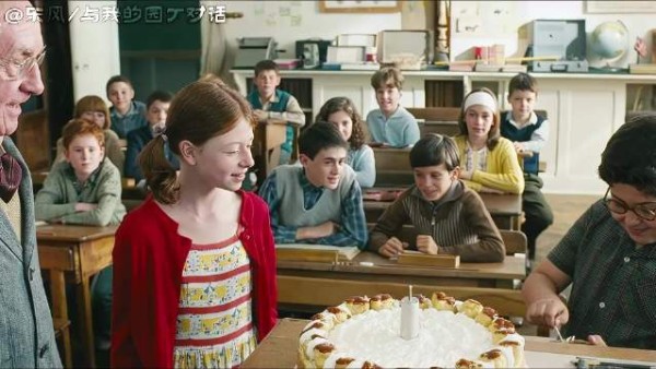 为了让老师过一个终身难忘的生日,两名学生将一枚鞭炮塞进了蜡烛里