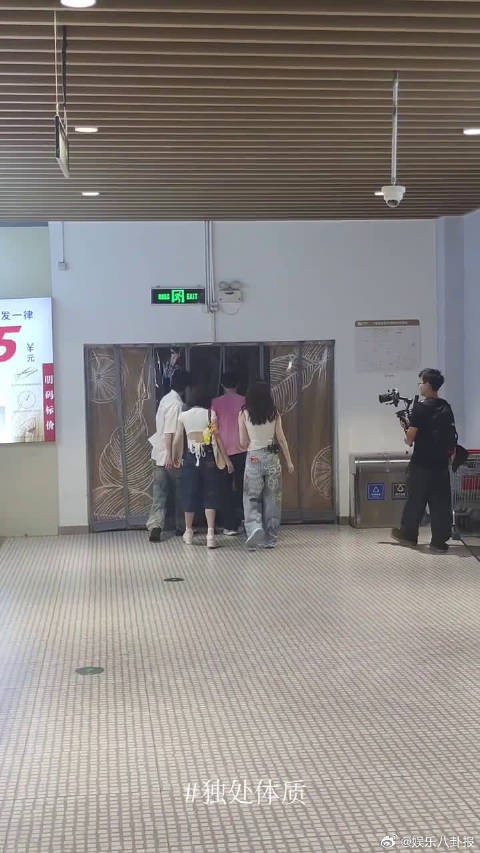 网友偶遇不想睡的星期五录制,黄明昊带着姐姐们买菜,像一家人出门采购