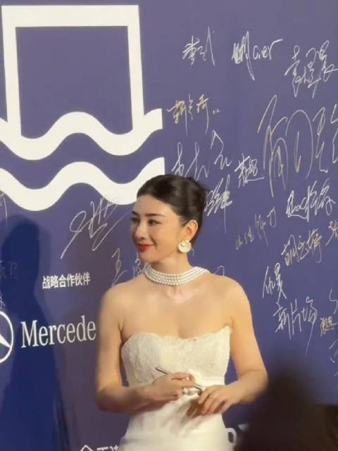海浪电影周红毯大光明盘发造型也依旧美美哒，不愧是无滤镜时代走出来的大美女