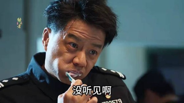 男人想法设法阻止打呼噜,怎料任何招数都毫无效果!藏锋