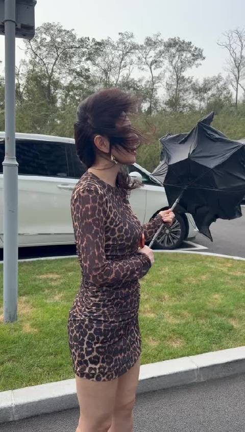黄奕阿那亚遇大风突袭,复古卷发经受考验