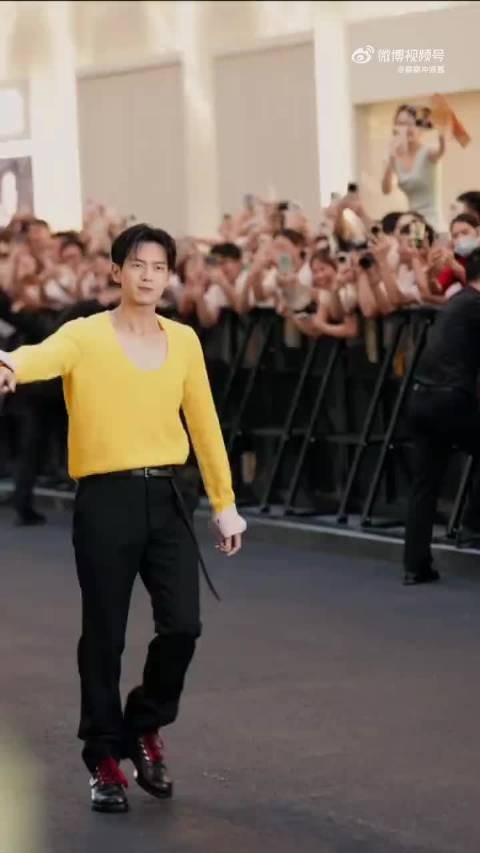 不知道还以为是参加红毯呢,杨幂一出场整个都高级了