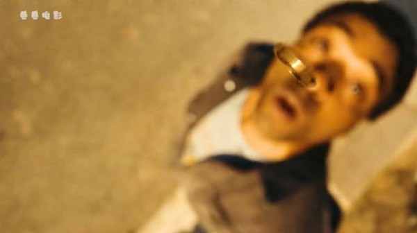 男人只是喝下了冰水，竟然吐出数不清的黄金