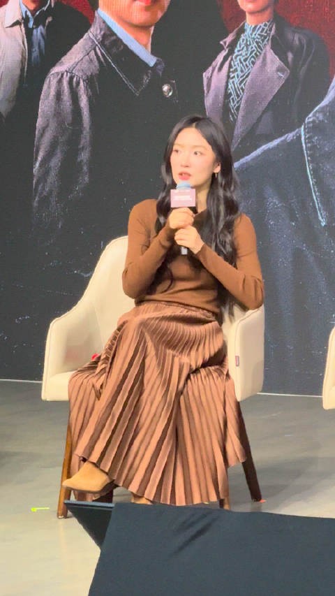 周依然用动物形容彭昱畅演的何春晓,称像小狗猎犬