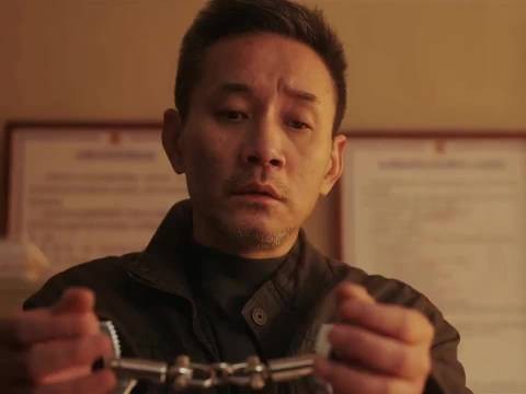 刑警把儿子当凶手拷在家里,不料下一秒肠子都悔青了