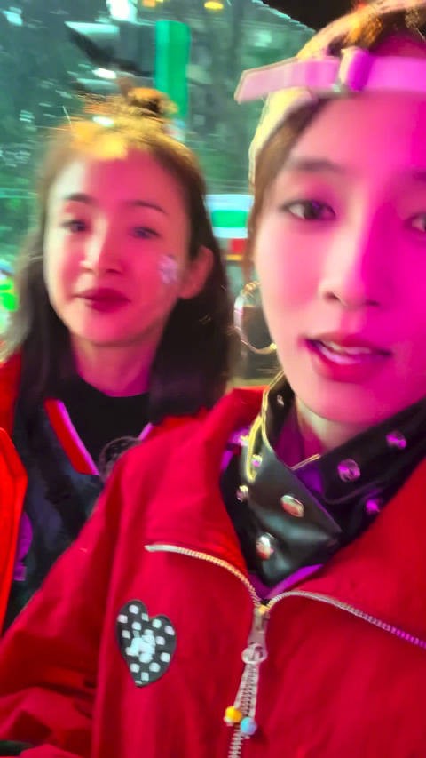 王可首次人体彩绘,为林依晨周冬雨画脸部彩绘