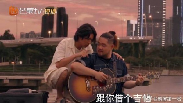 小麦说想唱歌,君乐借吉他弹唱,灯塔下的温柔瞬间