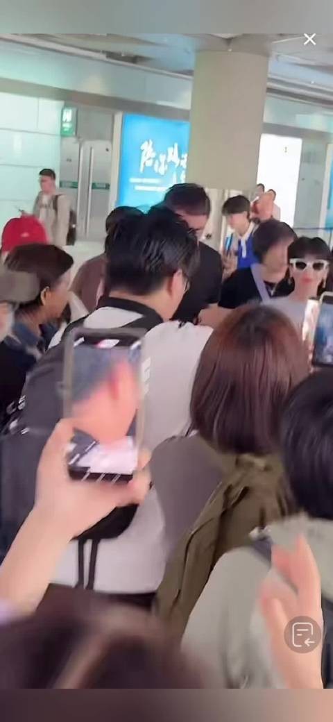 赵雅芝墨镜齐刘海抵达北京机场，优雅从容气质依旧
