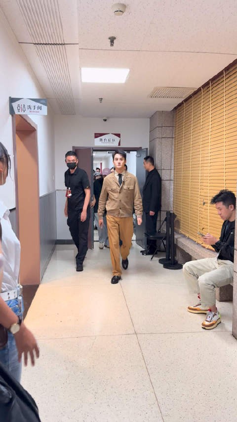 王凯见面会现场亲和互动,回应呼唤道别