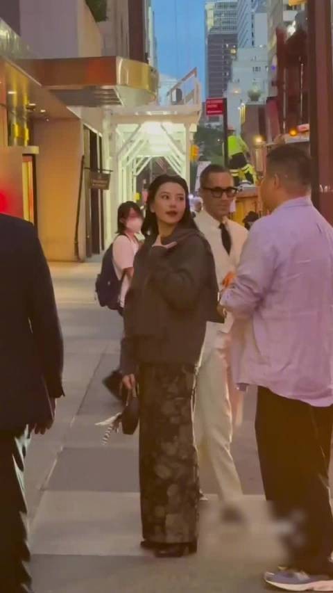 高圆圆纽约街头被偶遇,简约穿搭气场强