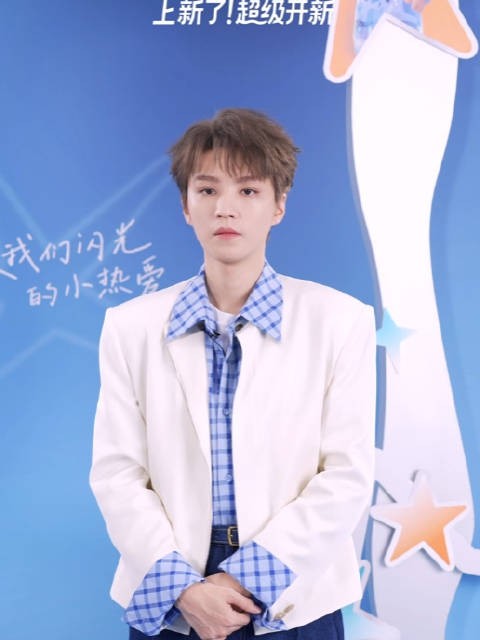 主持人“我们都没开镁光灯” 凯：所以我来之前是黑的 太幽默了